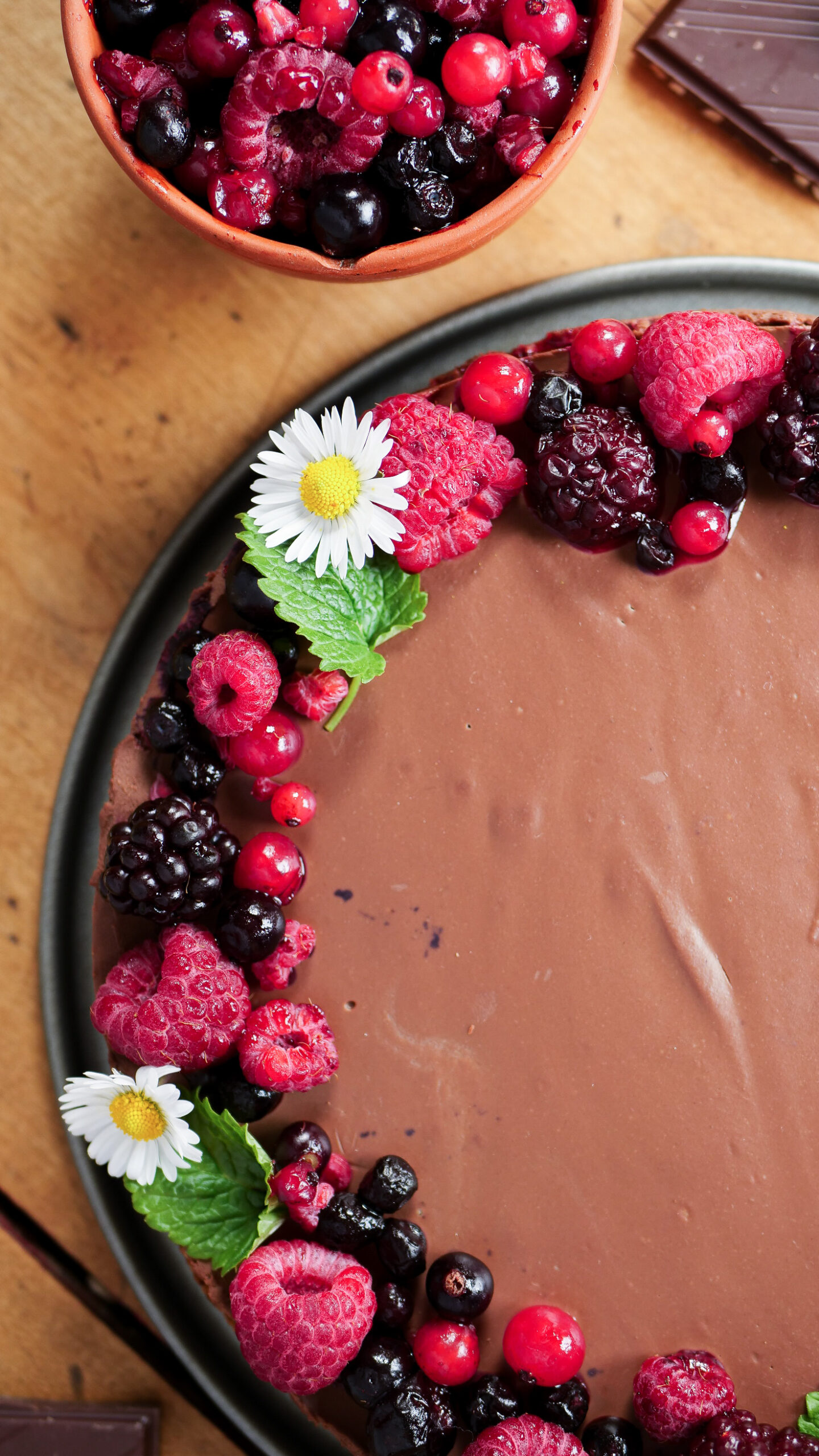 Beeren Schoko Tarte von Oben fotografiert