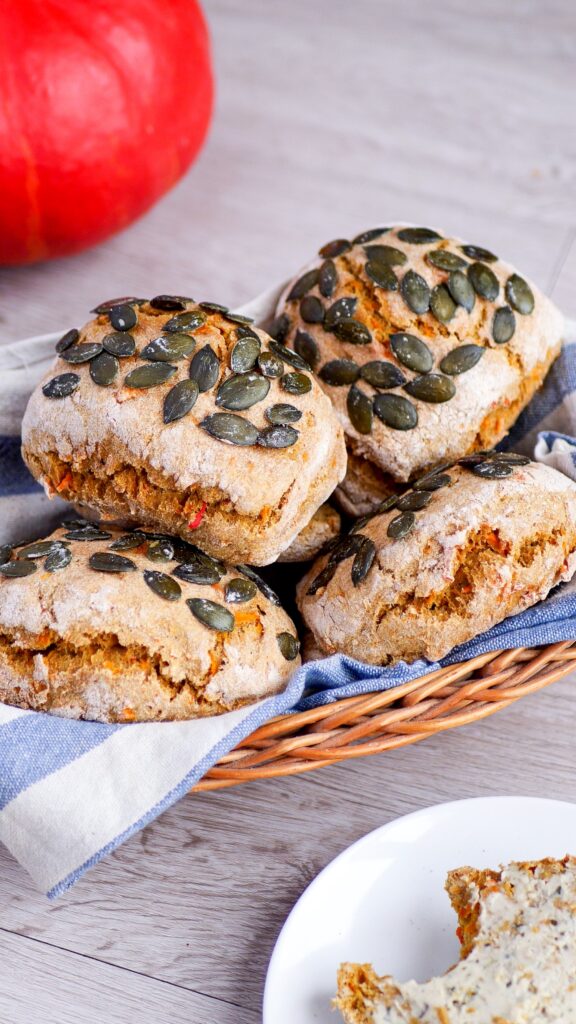 Kürbisbrötchen im Korb näher