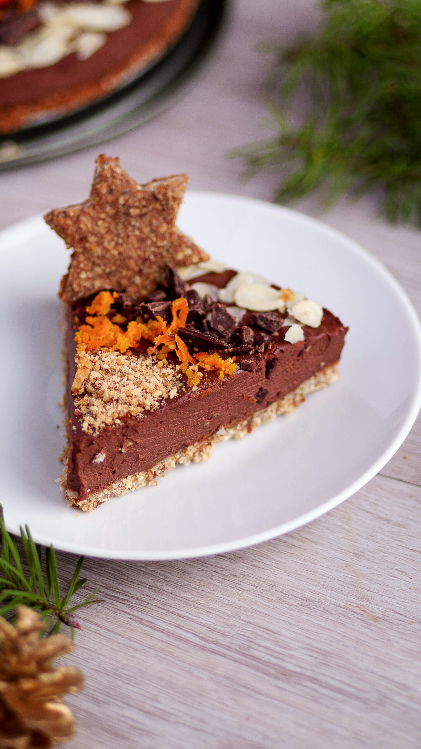 Orangen Schoko Tarte Stück von der Seite fotografiert