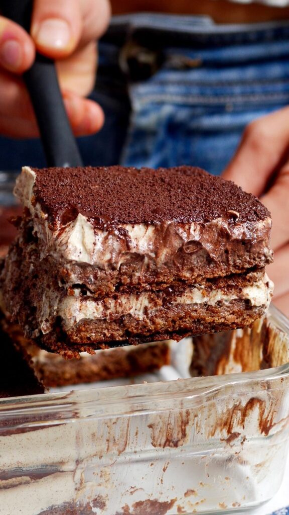 Tiramisustück hochheben