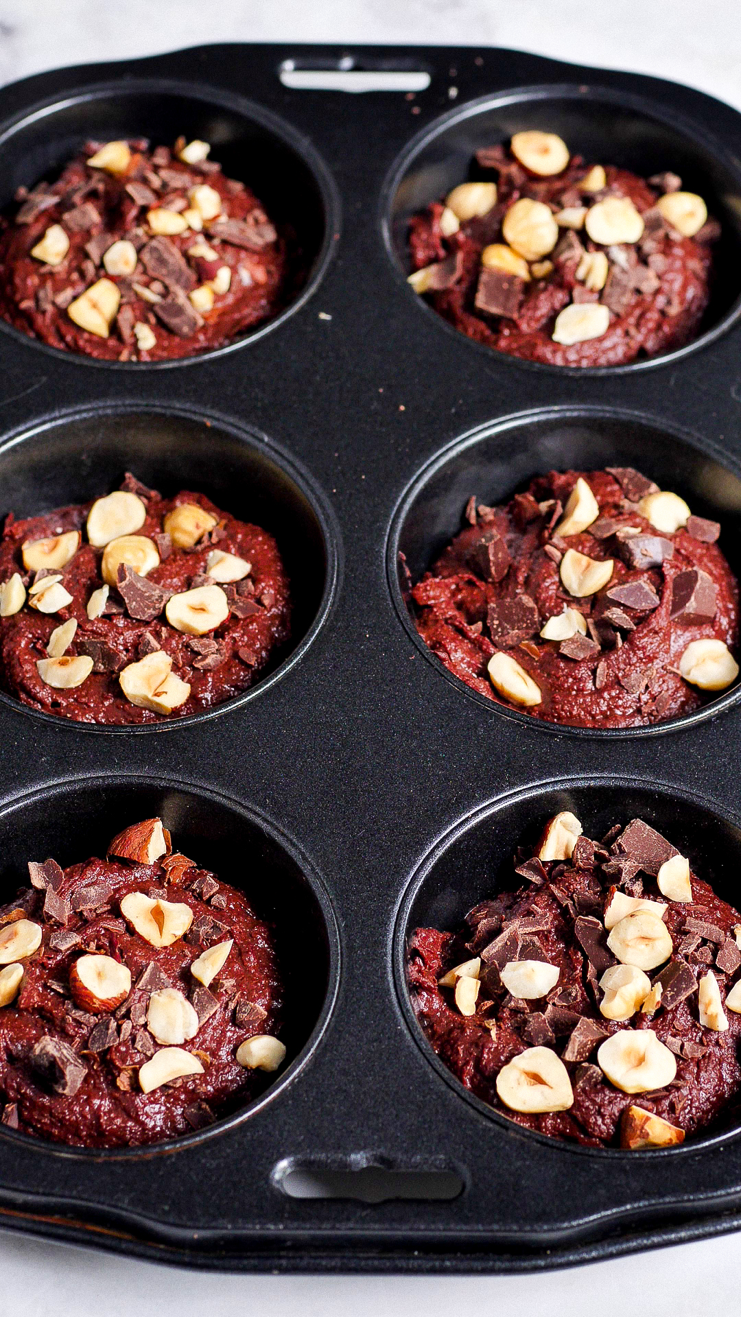 roher Teig von den Rote Bete Schoko Muffins in den Formen