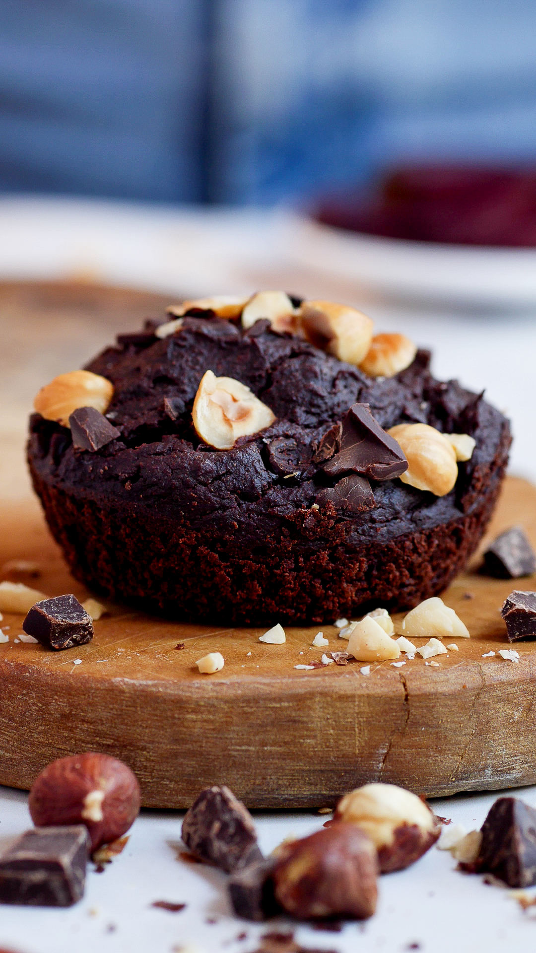 Rote Bete Schoko Muffin auf einem Holzbrettchen