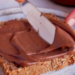 Schokocreme auf's Brot streichen