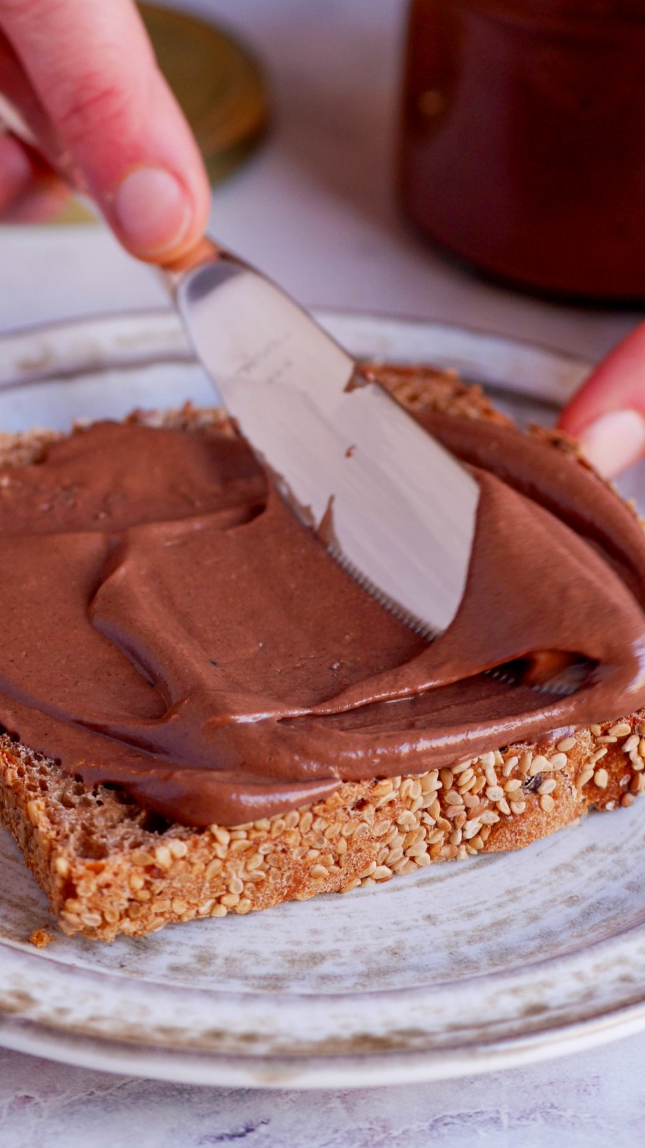Schokocreme auf's Brot streichen