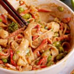 Fertiges cremiges Schlonzgericht mit Stäbchen