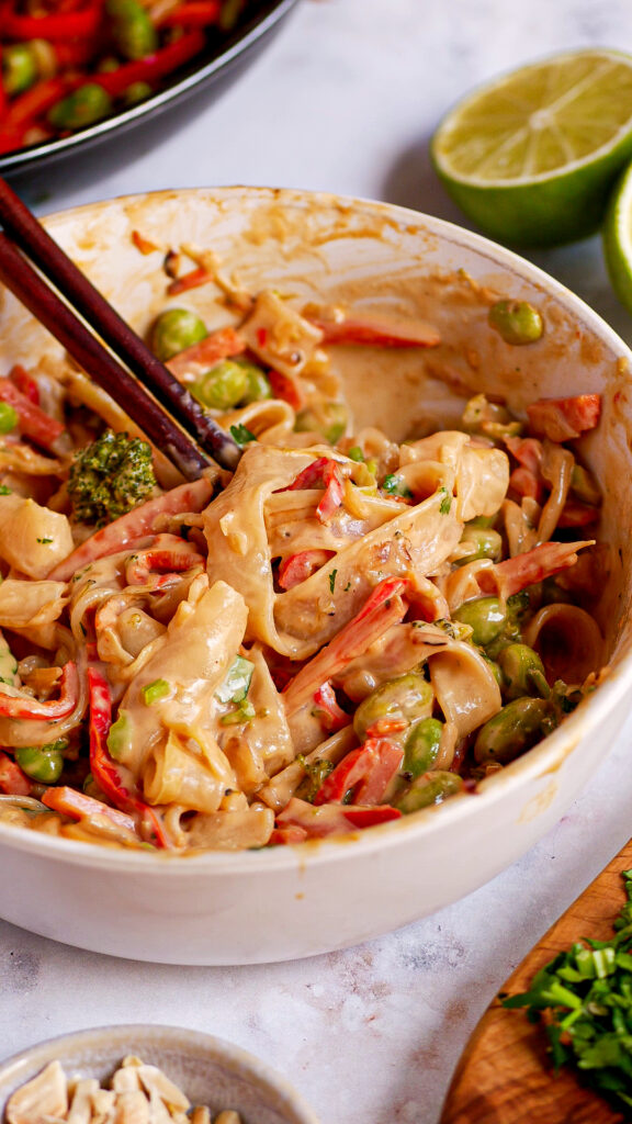 Fertiges cremiges Schlonzgericht mit Stäbchen