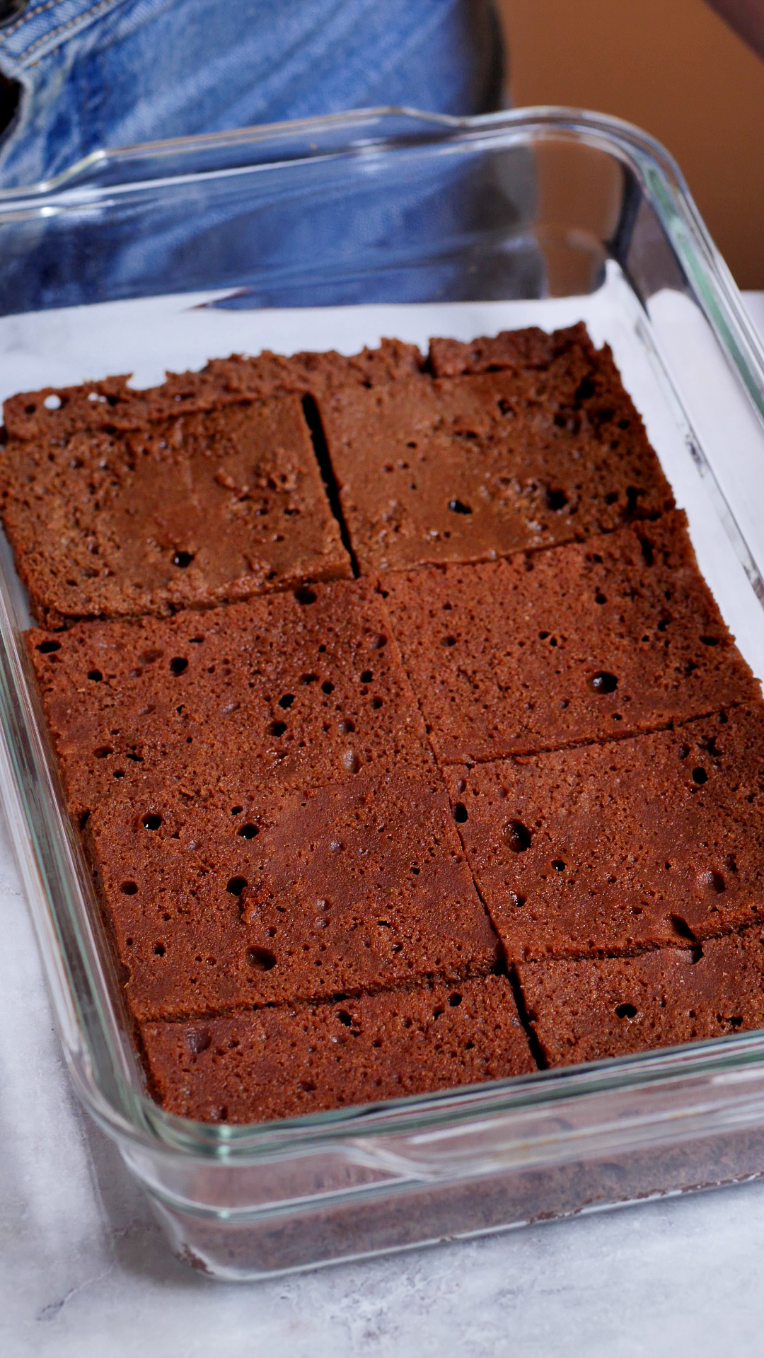 Erste Schicht getunkter Biskuit in der Form