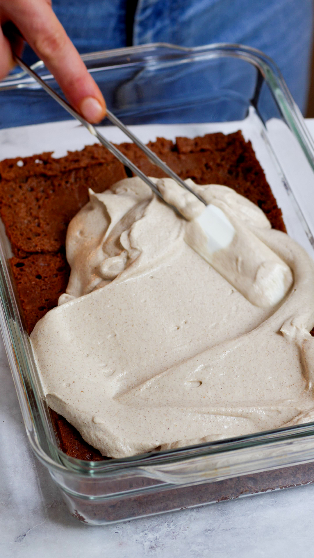 Erste Schicht Cashewcreme in der Form