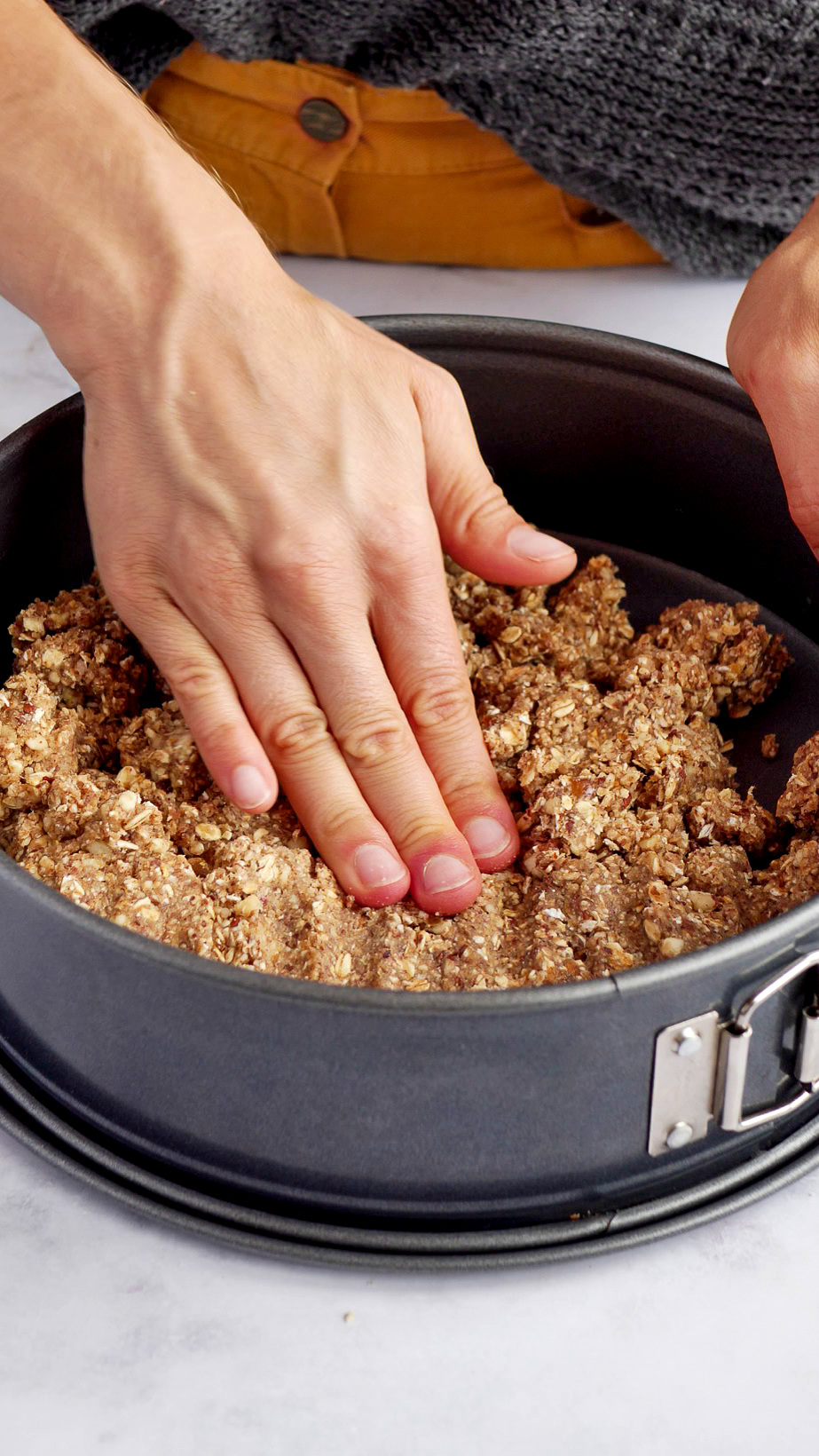 Teig in die Springform festdrücken