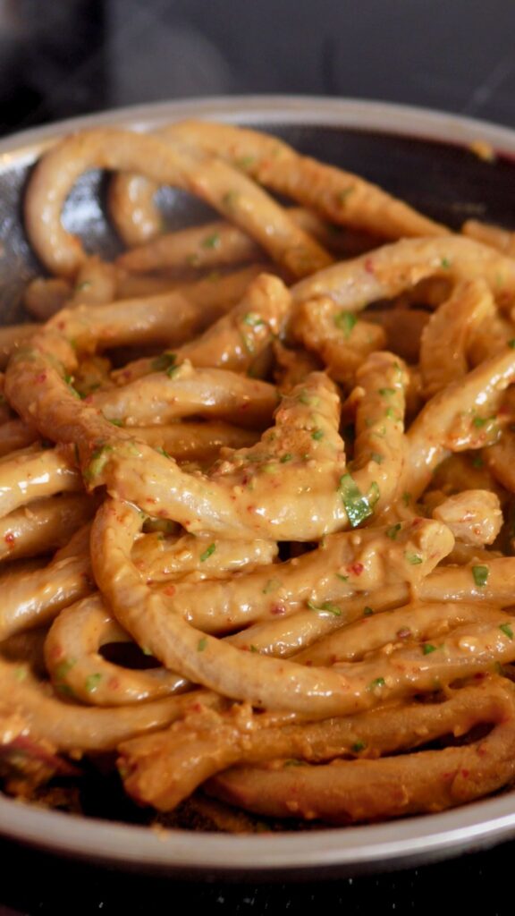 Kartoffelnudeln mit Erdnusssauce