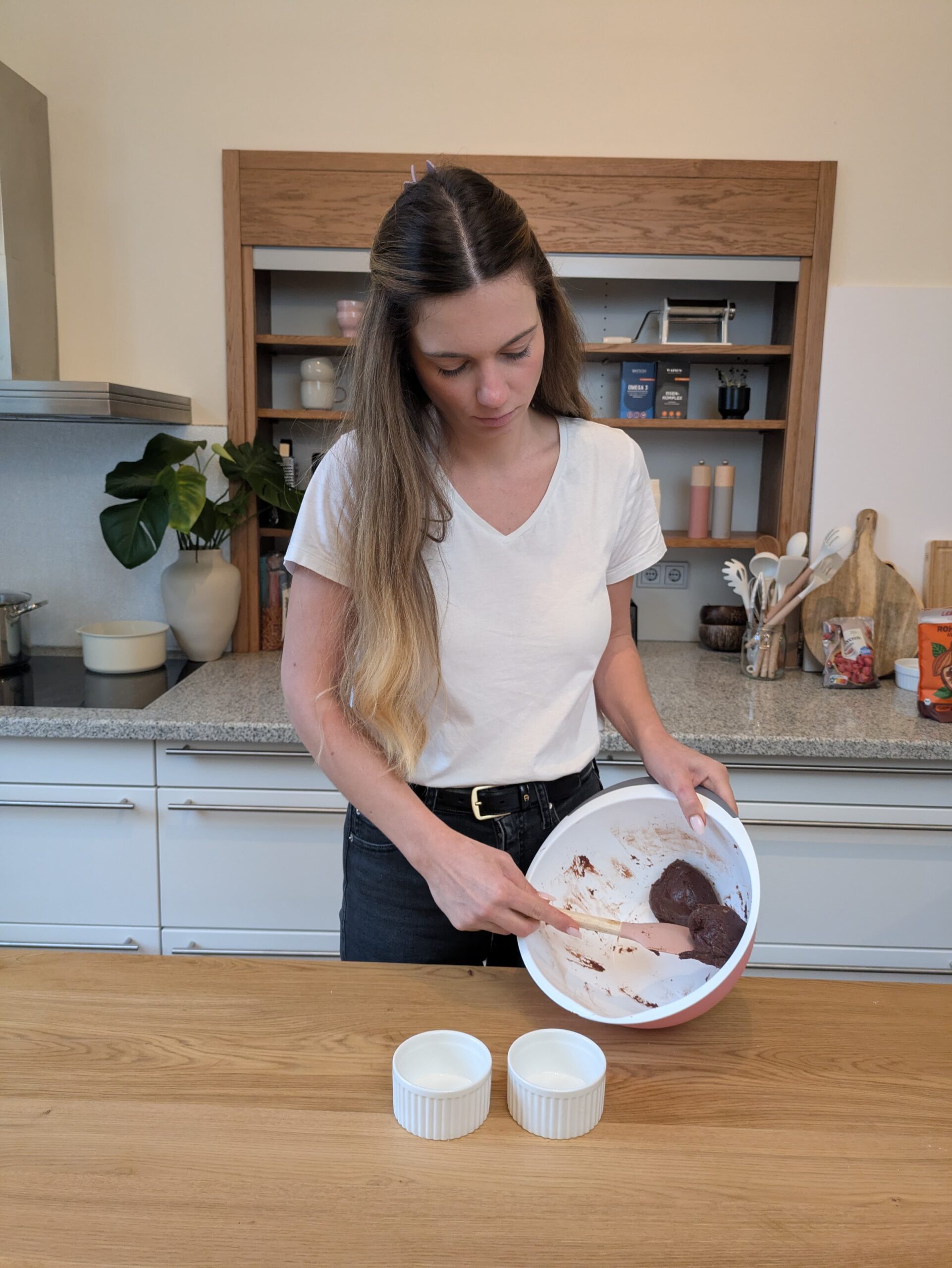 Julia mischt den Teig