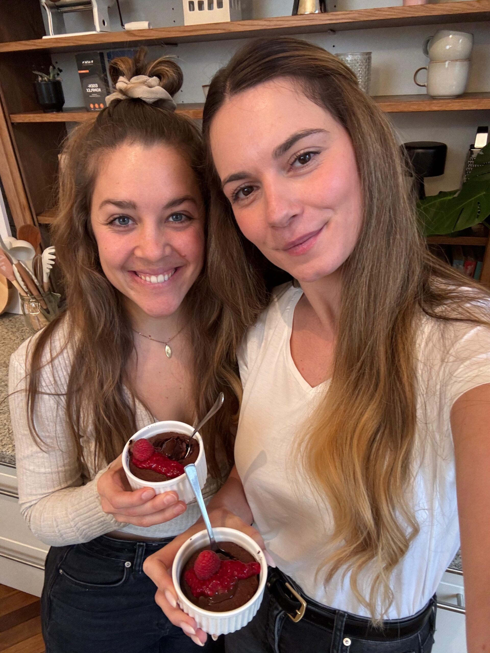 Julia und Sarah zusammen mit Lava Cakes in der Hand