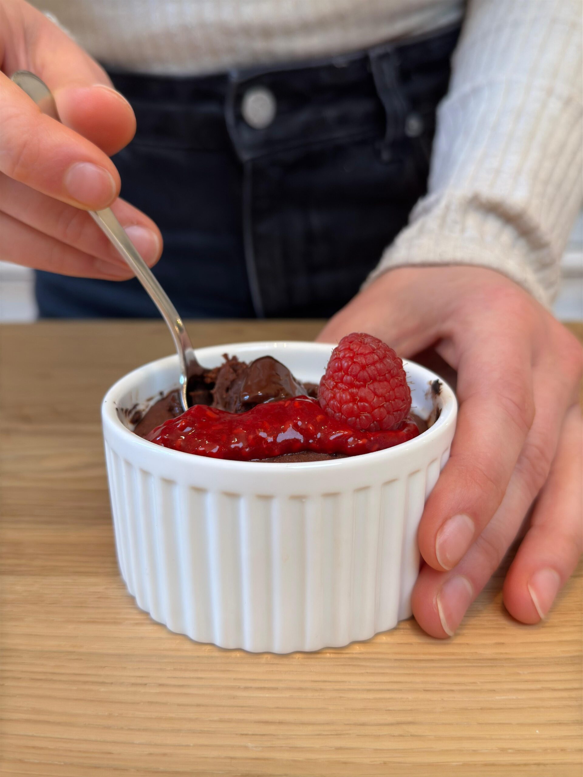 Reinstechen mit dem Löffel in den Lava Cake