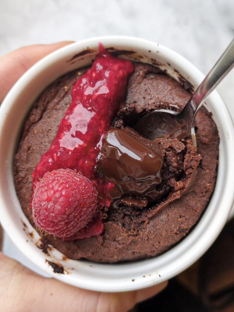 Fertiger Lava Cake mit Himbeeren