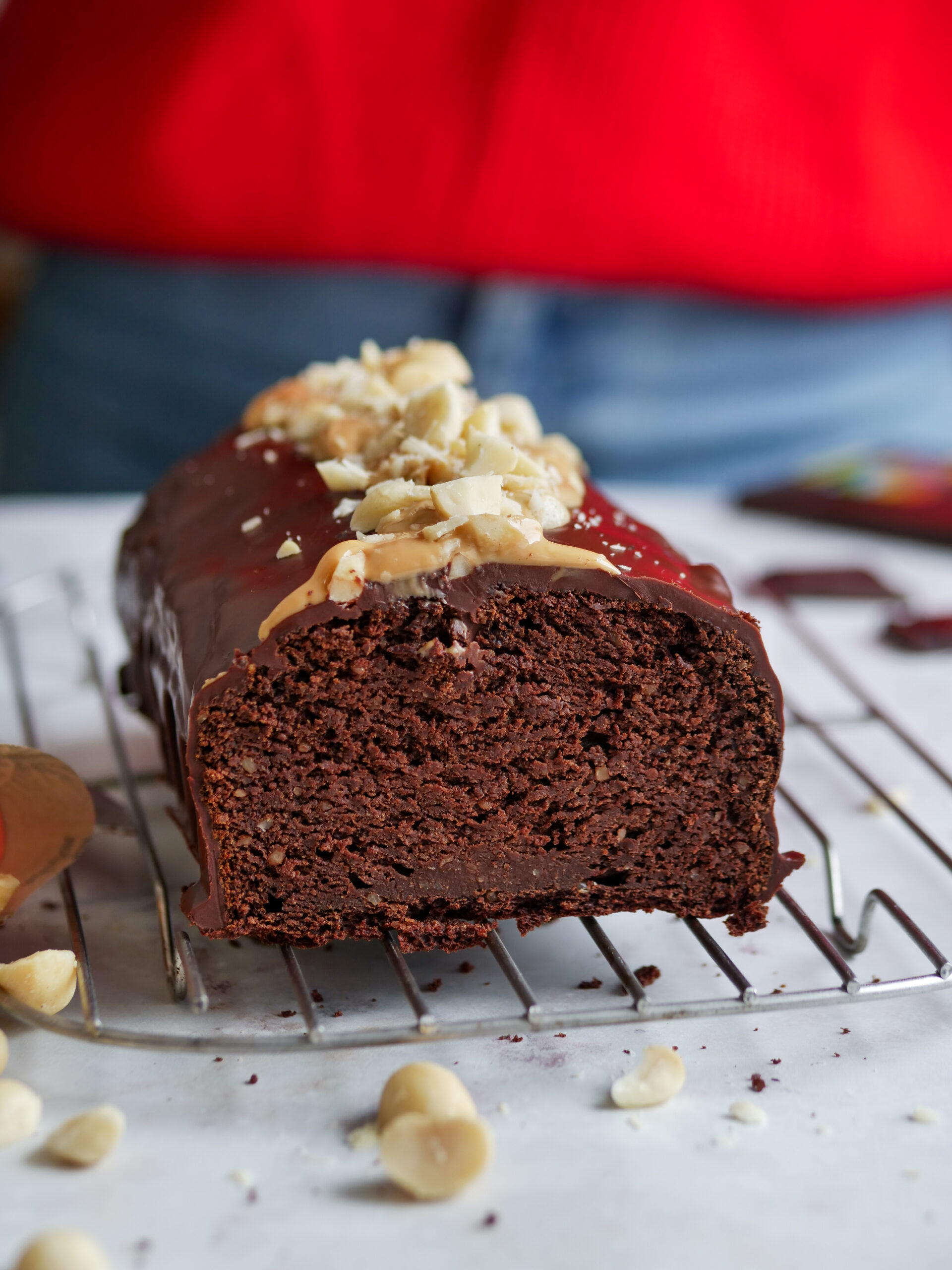 angeschnittener Schokokuchen von vorne fotografiert