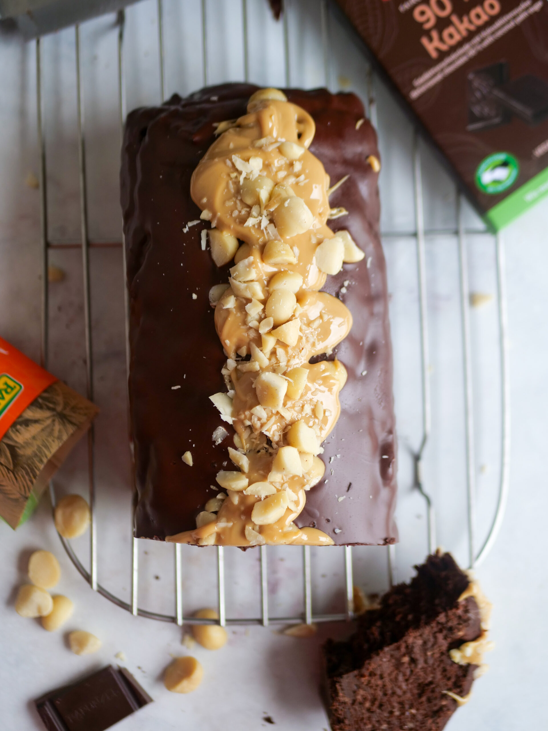 angeschnittener Schokokuchen von oben fotografiert