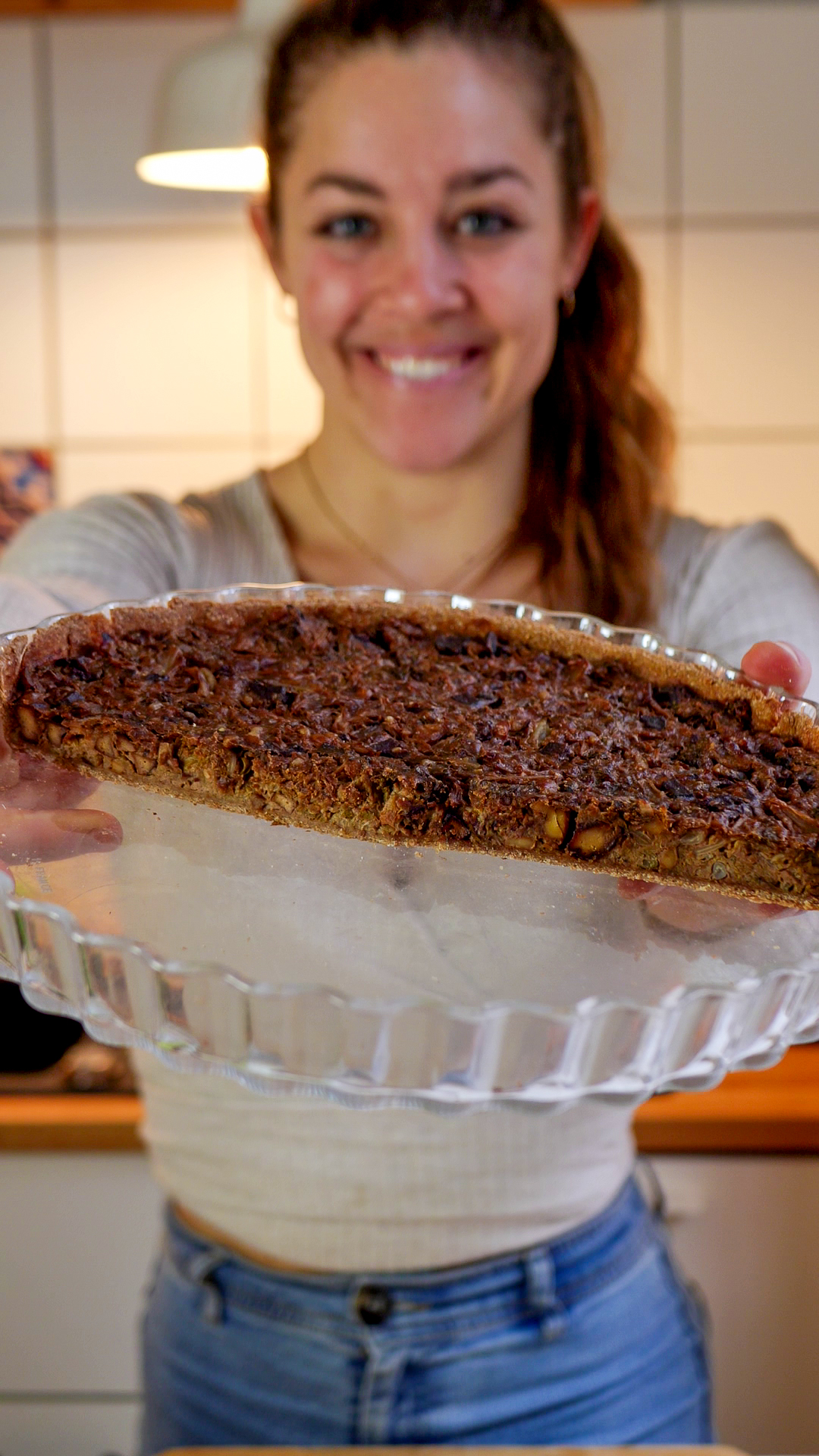 Sarah hält die Wirsing Quiche in der Hand