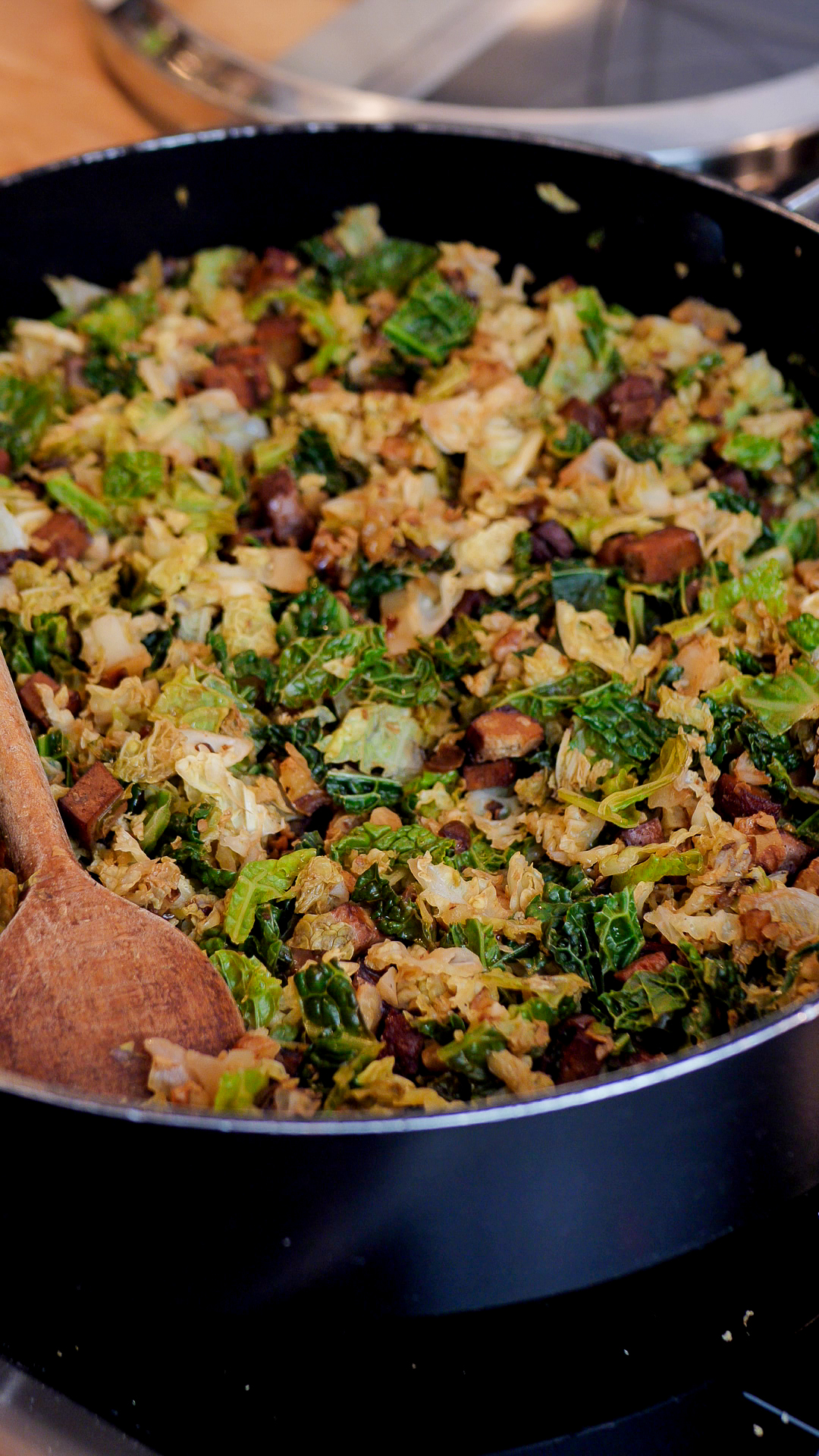 In der Pfanne: Tofu, Wirsing, Zwiebel