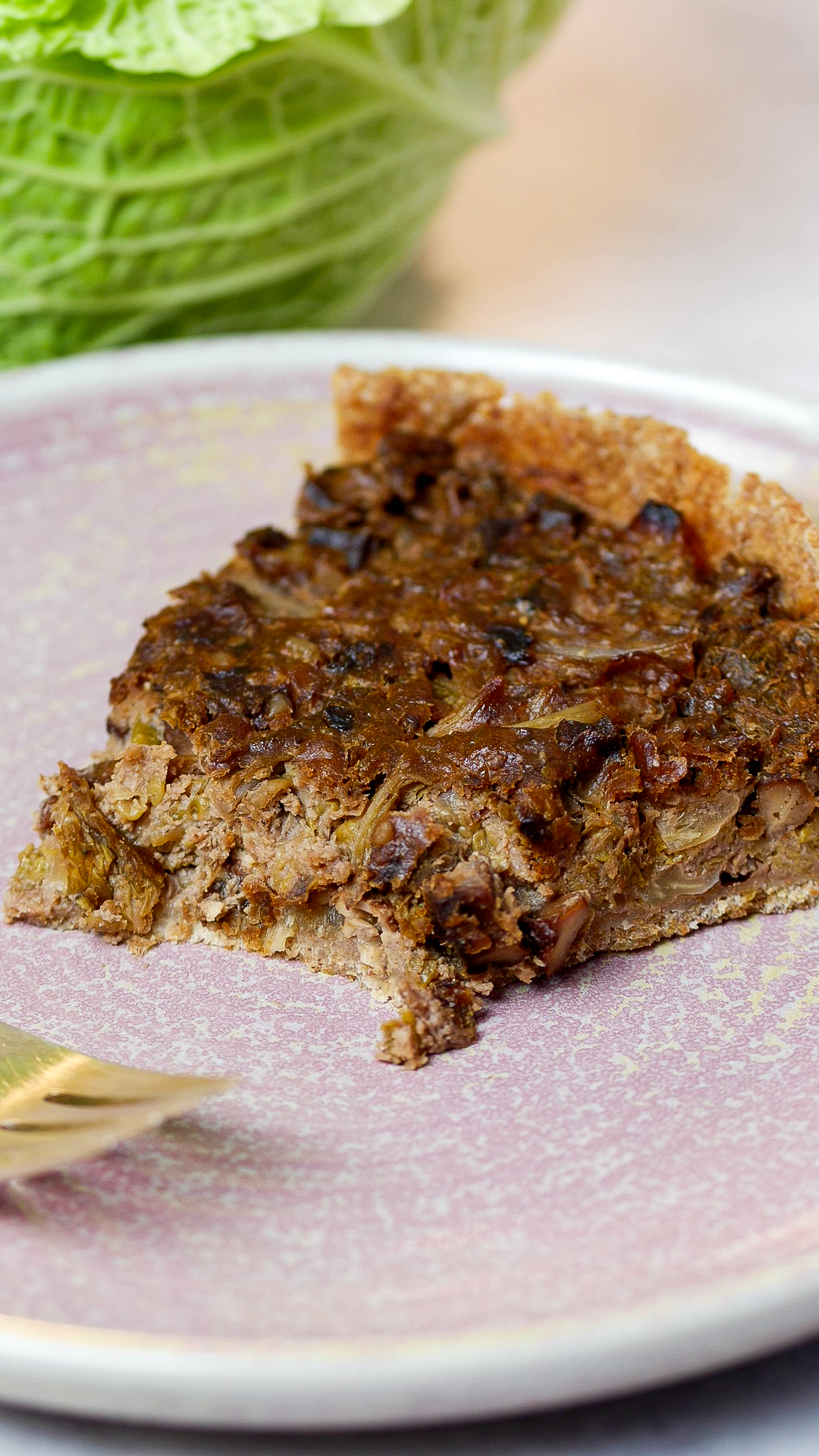 Stück von der Wirsing Speck Walnuss Quiche auf einem Teller