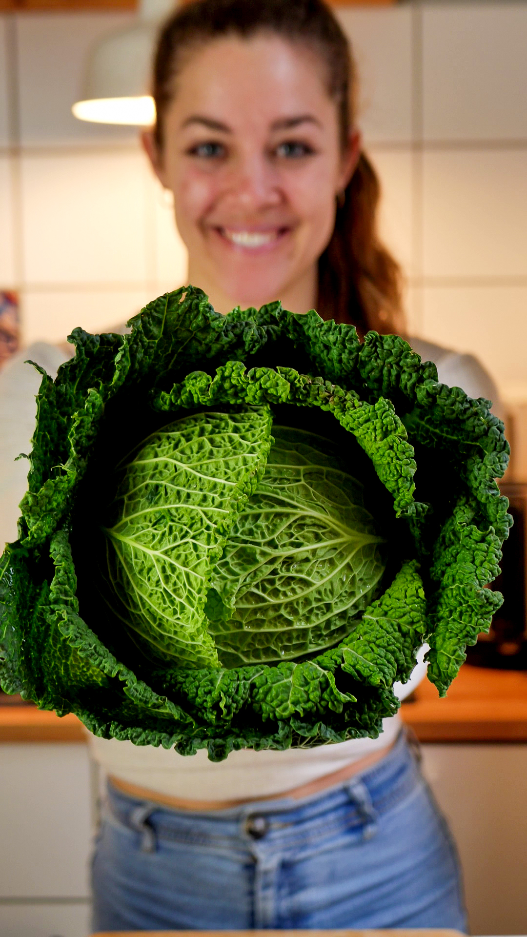 Sarah hält einen Wirsing in der Hand
