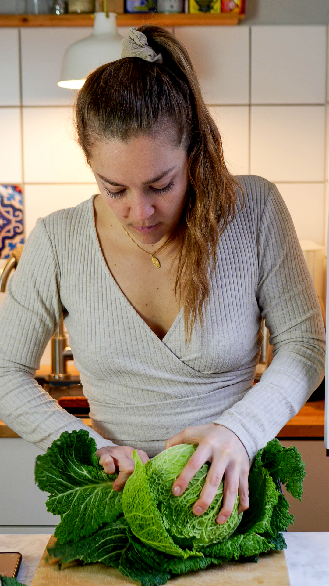 Sarah entfernt die äußeren Blätter vom Wirsing