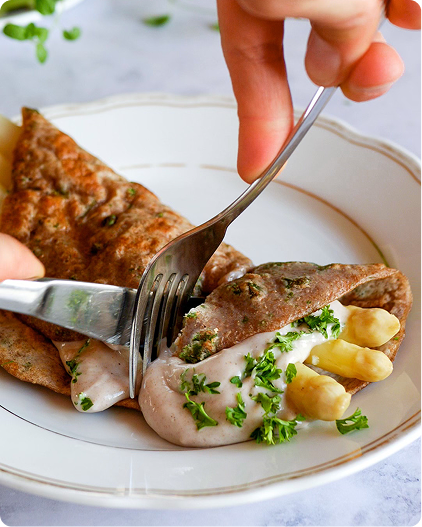 Spargel mit Pfannkuchen und Bechamelsauce