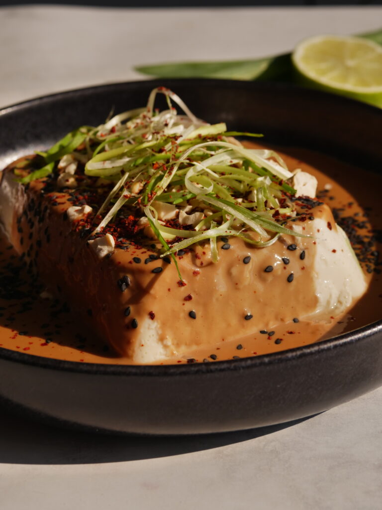 kalter Seidentofu mit pikanter Sauce aus Tahin und Erdnuss