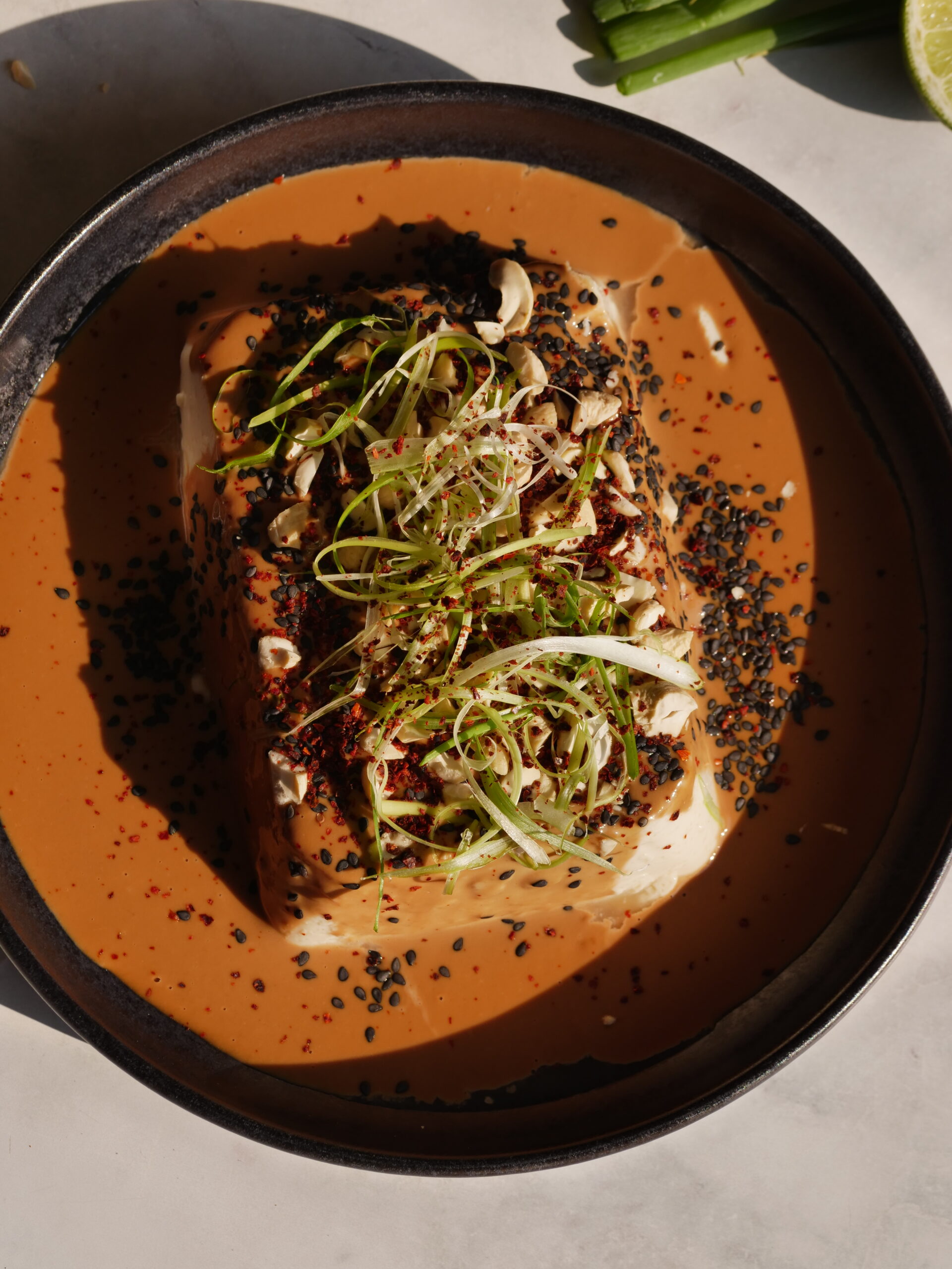 kalter Seidentofu mit pikanter Sauce aus Tahin und Erdnuss