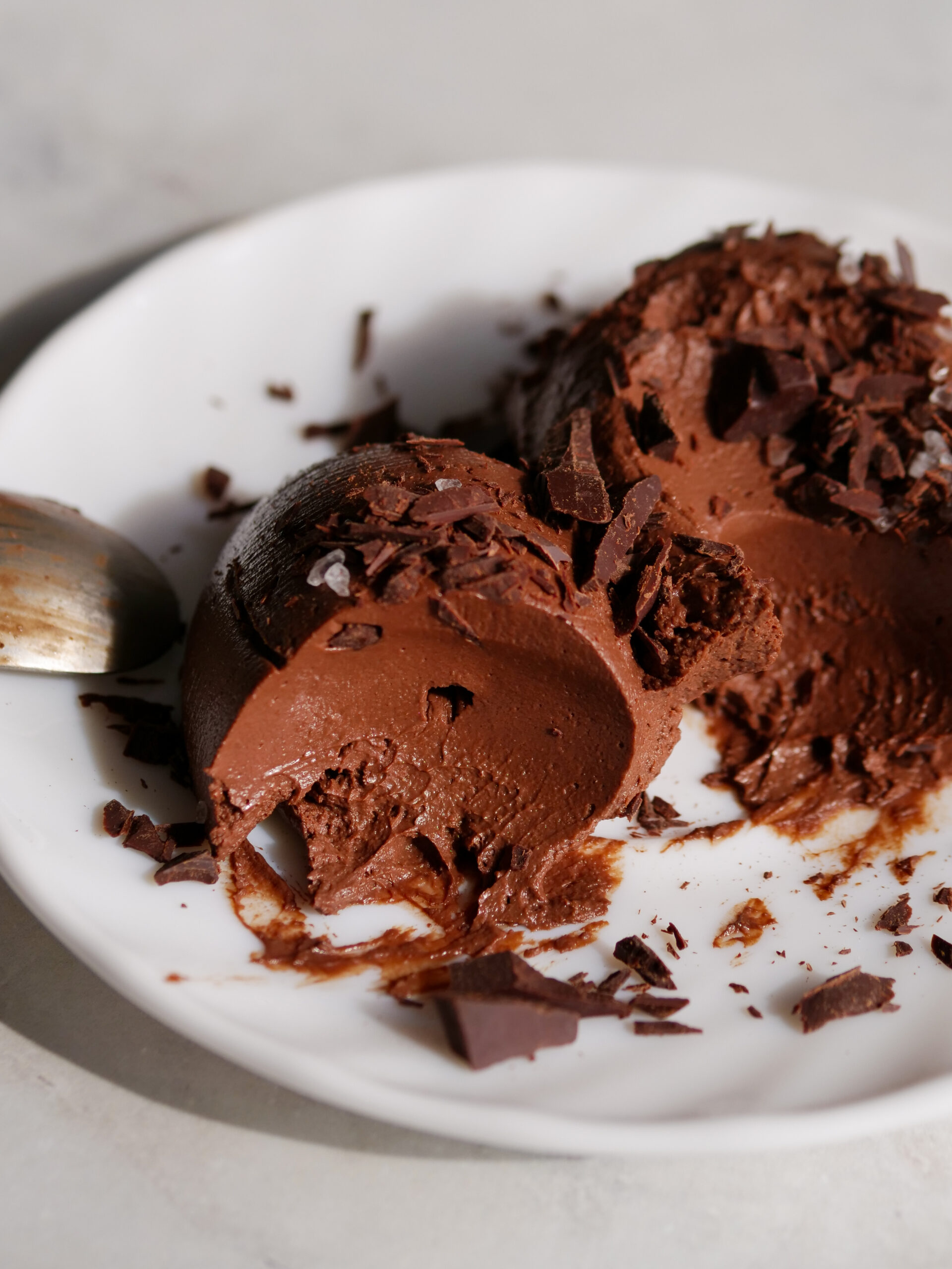 Tahini Chocolat Mousse in Gnoccen auf dem Teller angerichtet