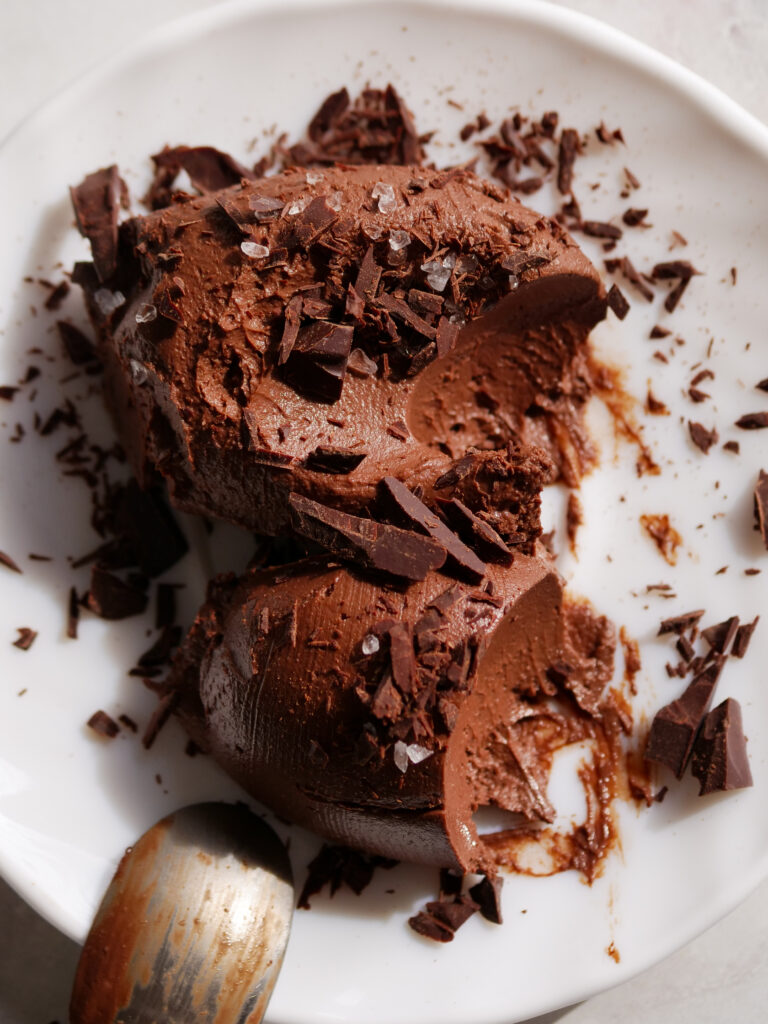 Tahini Chocolat Mousse in Gnoccen auf dem Teller angerichtet