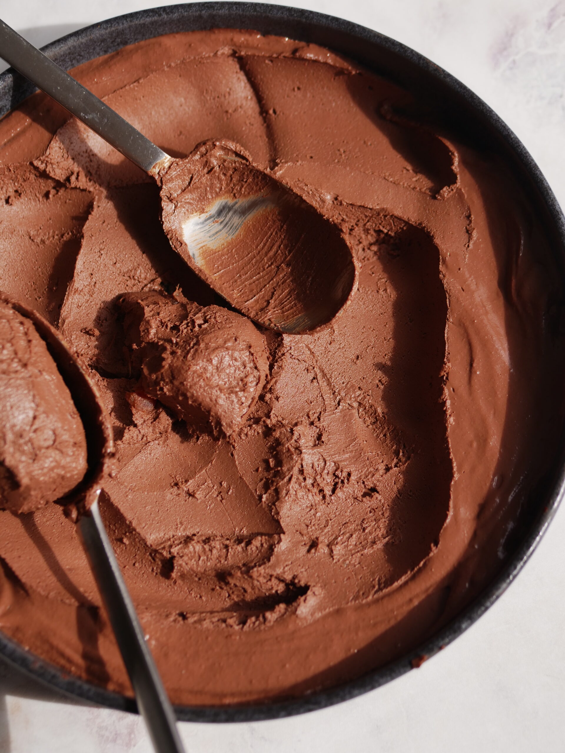 Tahini Chocolat Mousse von oben fotografiert