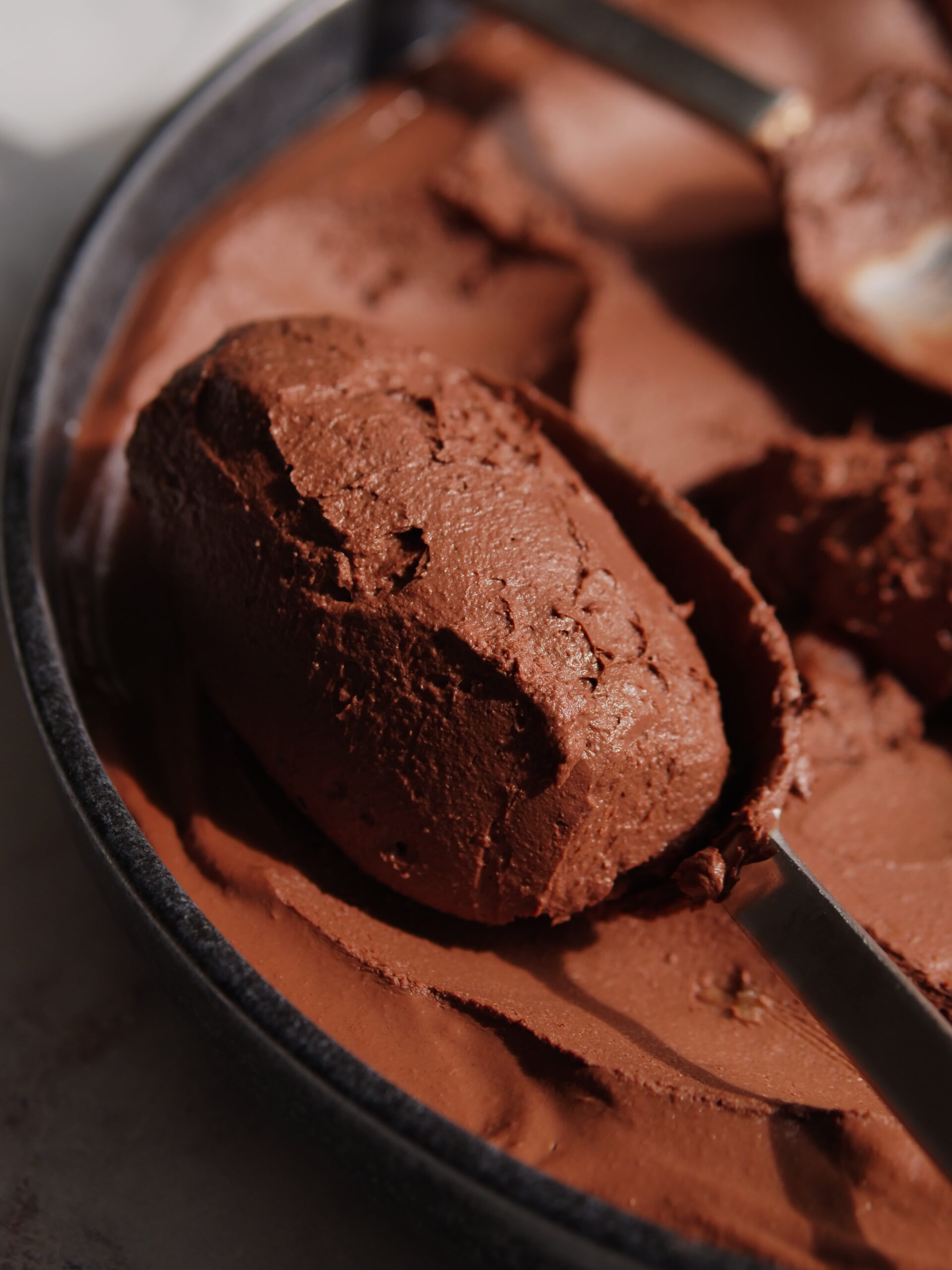 ein Löffel mit Tahini Chocolat Mousse
