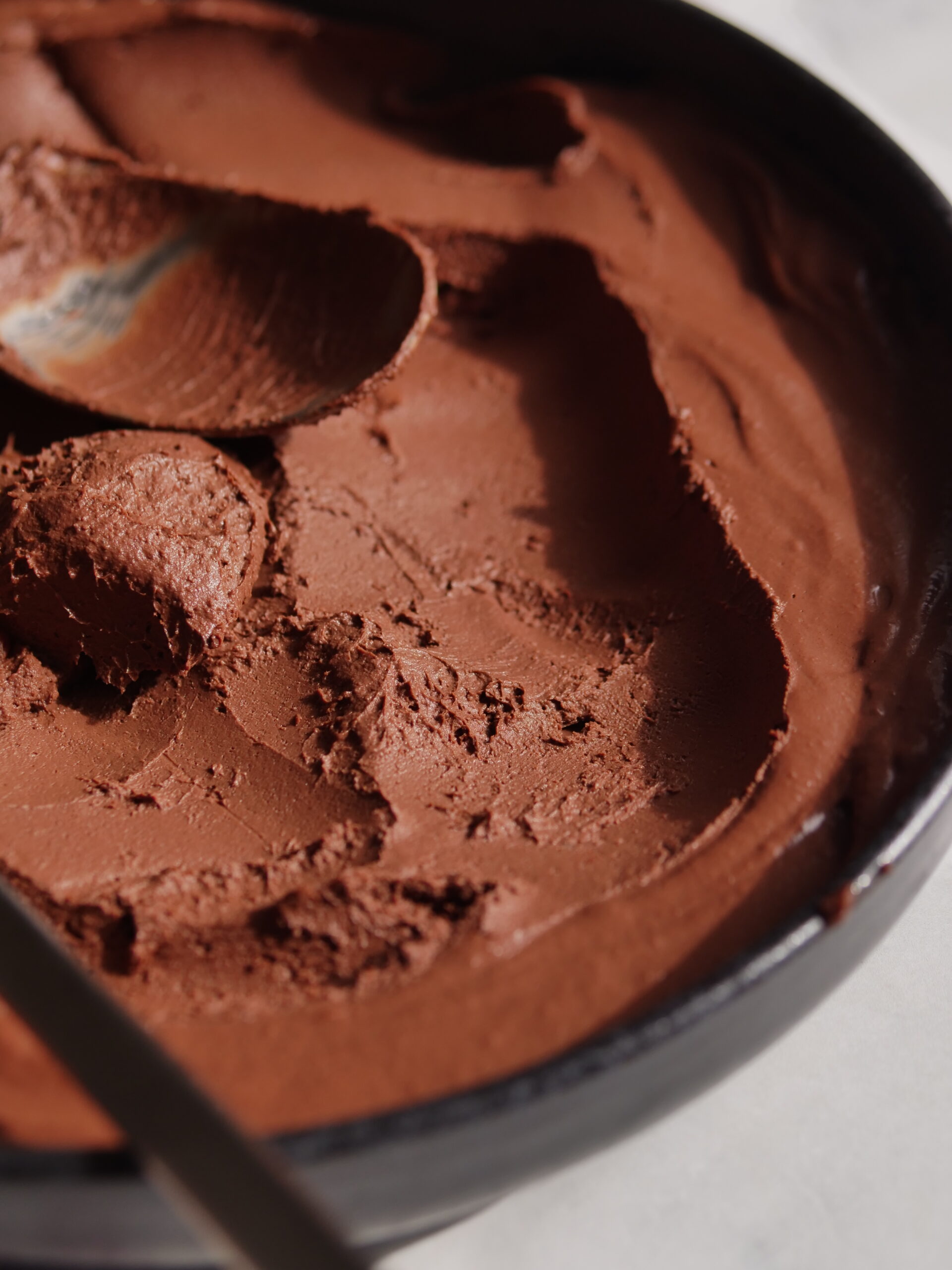 Tahini Chocolat Mousse von der Seite fotografiert
